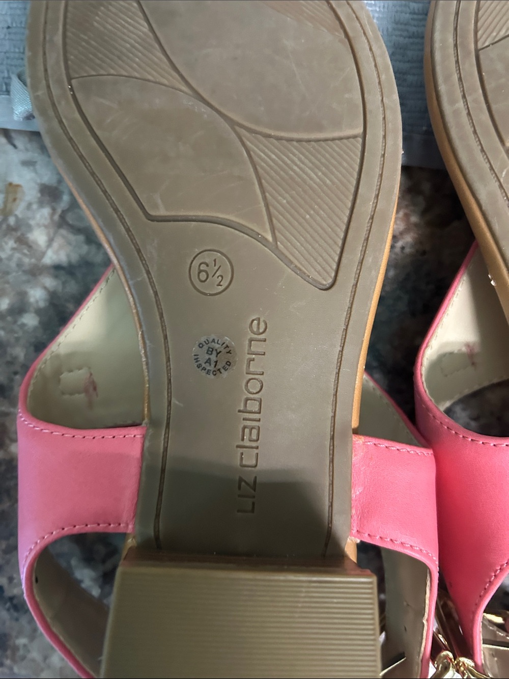 Liz Claiborne Coral Pink Thong Sandals with Gold Hardware - Picture 6 of 8